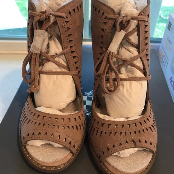 Vince Camuto tarita suede sandal - Picture 6 of 6